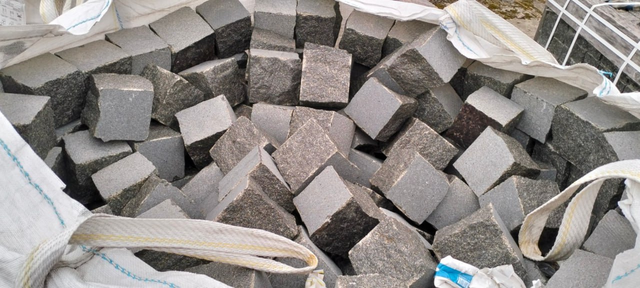 Black stone paving stones 10x10x10 in big bag