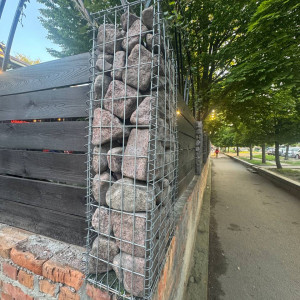 Using gabions to decorate fences