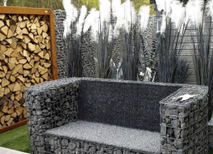 Przykład niestandardowego wykorzystania kamienia bazaltowego do budowy gabionów