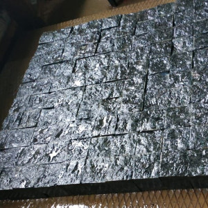 Labradorite paving stones (wet) 10x10x5