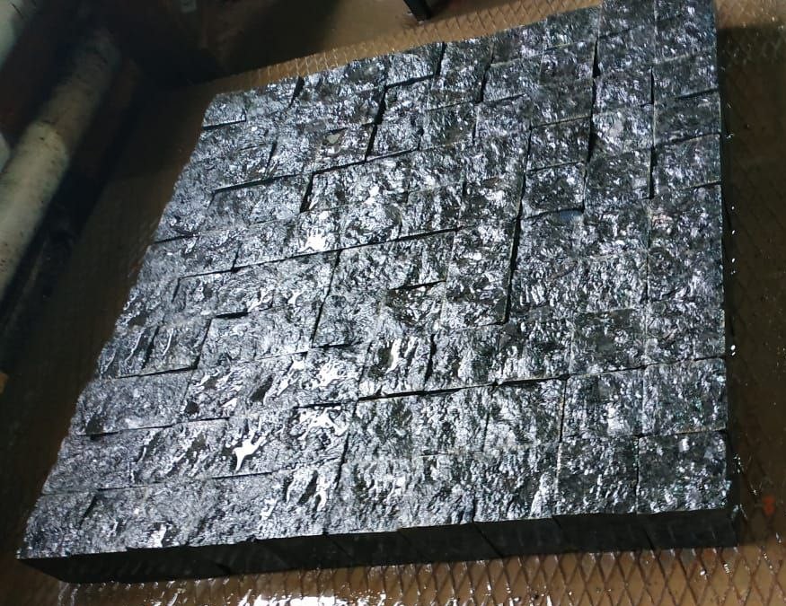 Labradorite paving stones (wet) 10x10x5