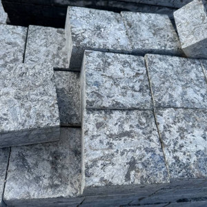 Sawn paving stones made of labradorite, flamed top