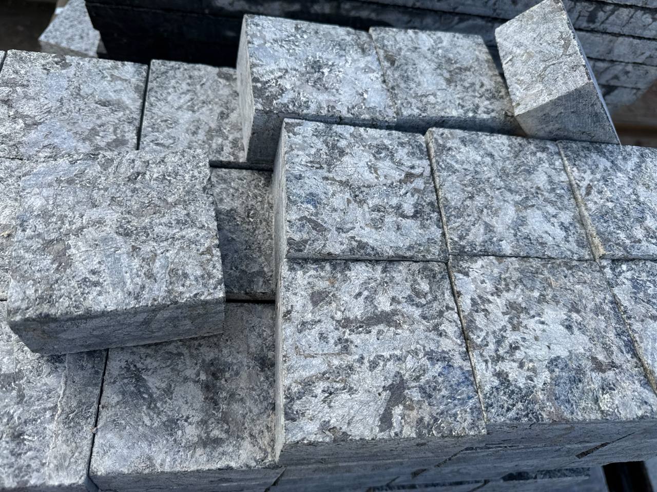 Sawn paving stones made of labradorite, flamed top