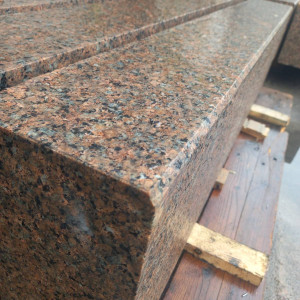 Granite curb with flamed surface