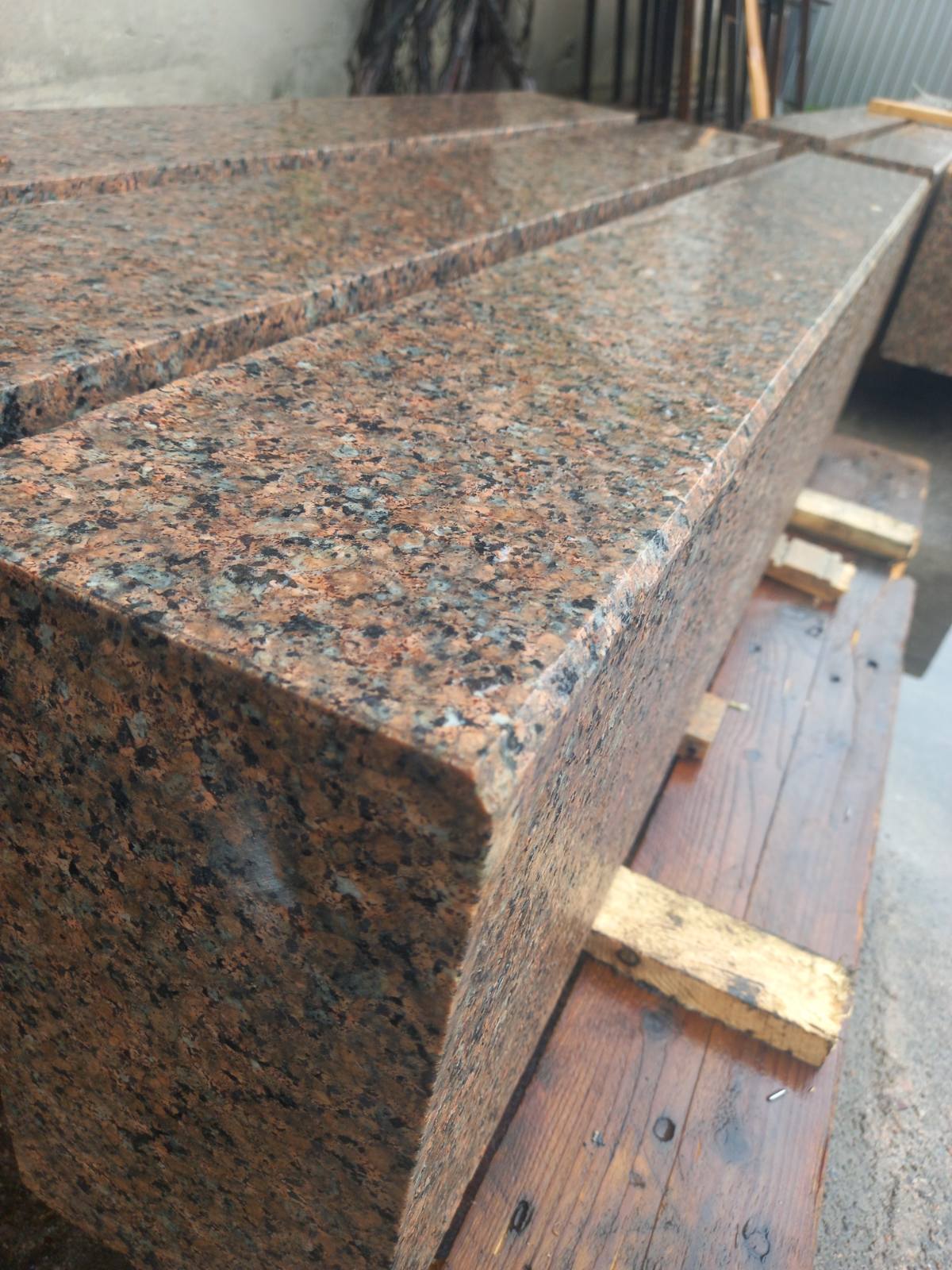 Granite curb with flamed surface
