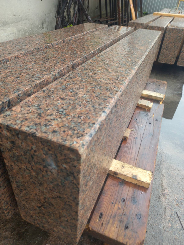 Heat-treated granite curb Flower of Ukraine