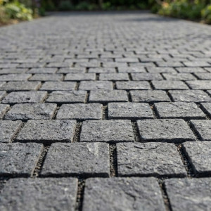 Paving with 10x10x5 black Basalt cobblestones