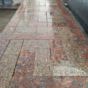Full-sawn paving stones made of red and yellow granite