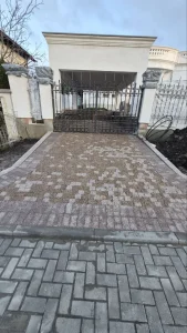 Брусчатка из розового гранита в сочетании двух форматов: 10х10 и 20х10